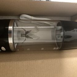 Rechargeable portable blender with cup lid