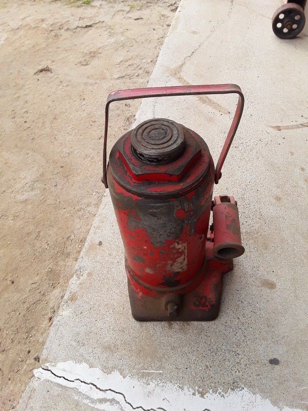 Red 32 Ton Bottle Neck Hydraulic Jack