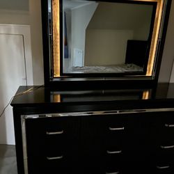 dresser with mirror