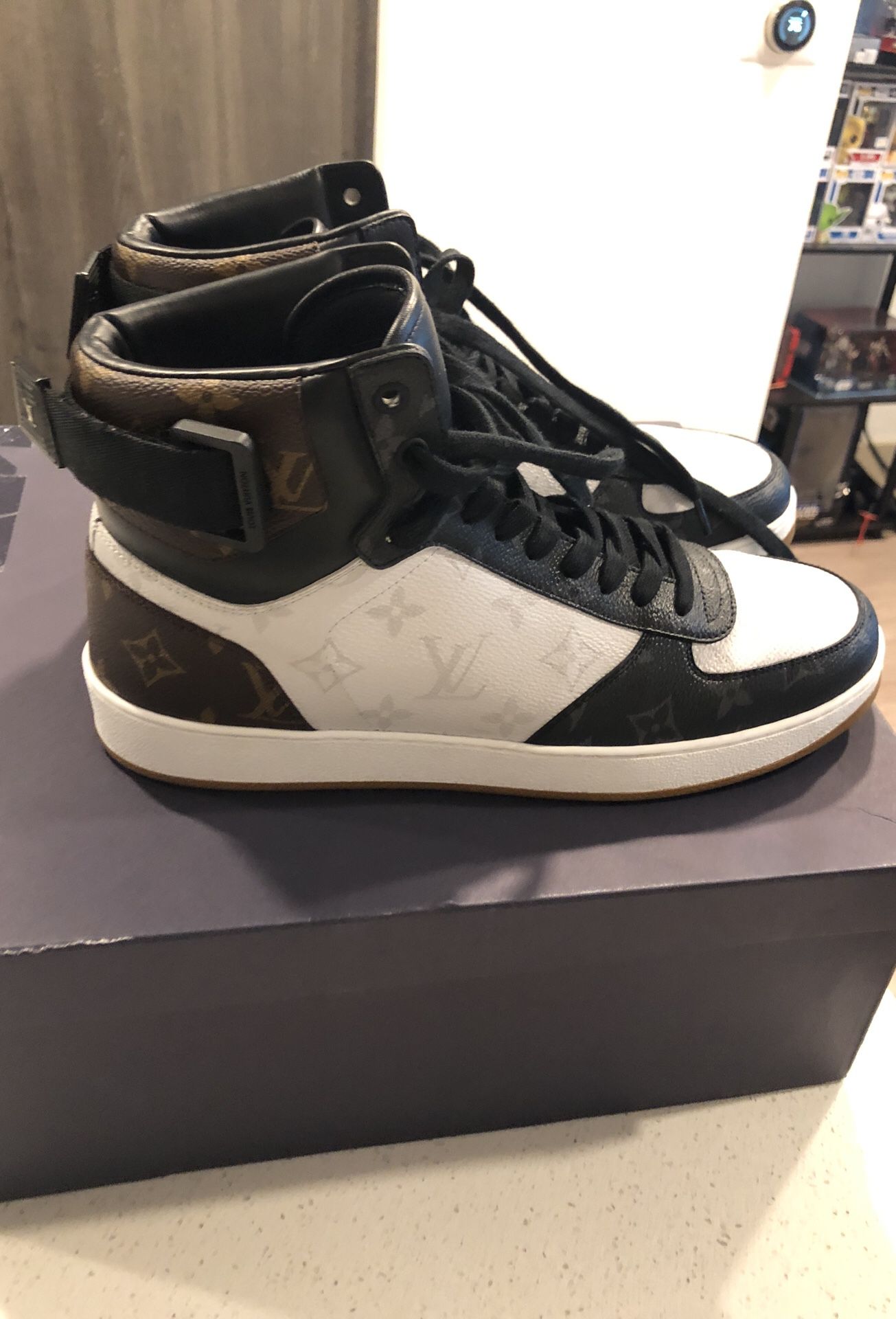 Louis Vuitton Paris sneakers size us 9 Li1008-7 for Sale in Queens, NY -  OfferUp