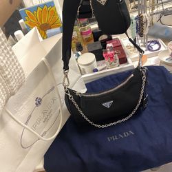 Prada Re-Edition 2005 shoulder bag 