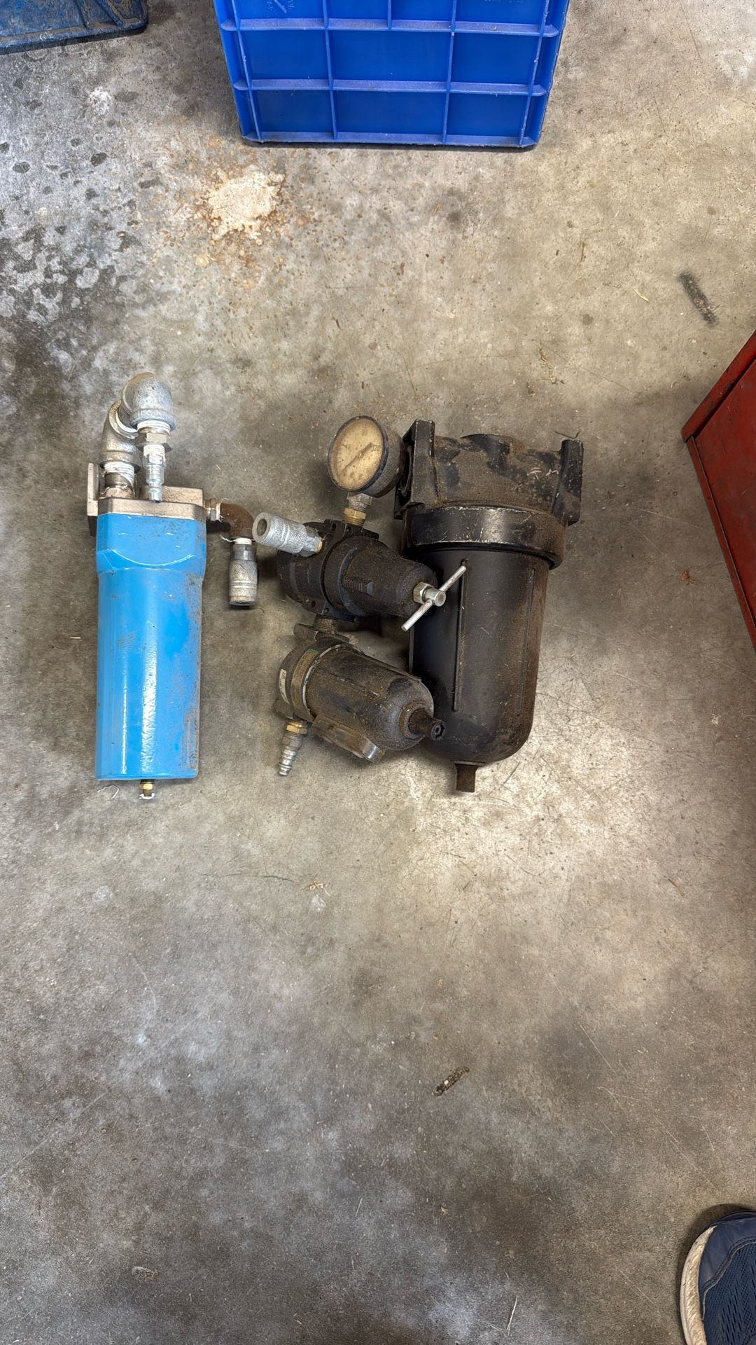 Air/water separator and regulator