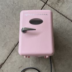 6-can Pink mini-fridge 
