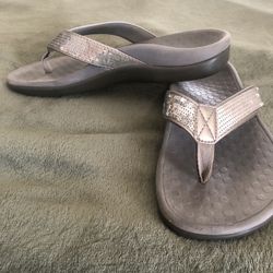 Vionic Orthaheel flip-flops size 6 And Spence Size 6