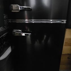 Frigidaire Retro Black Mini Fridge