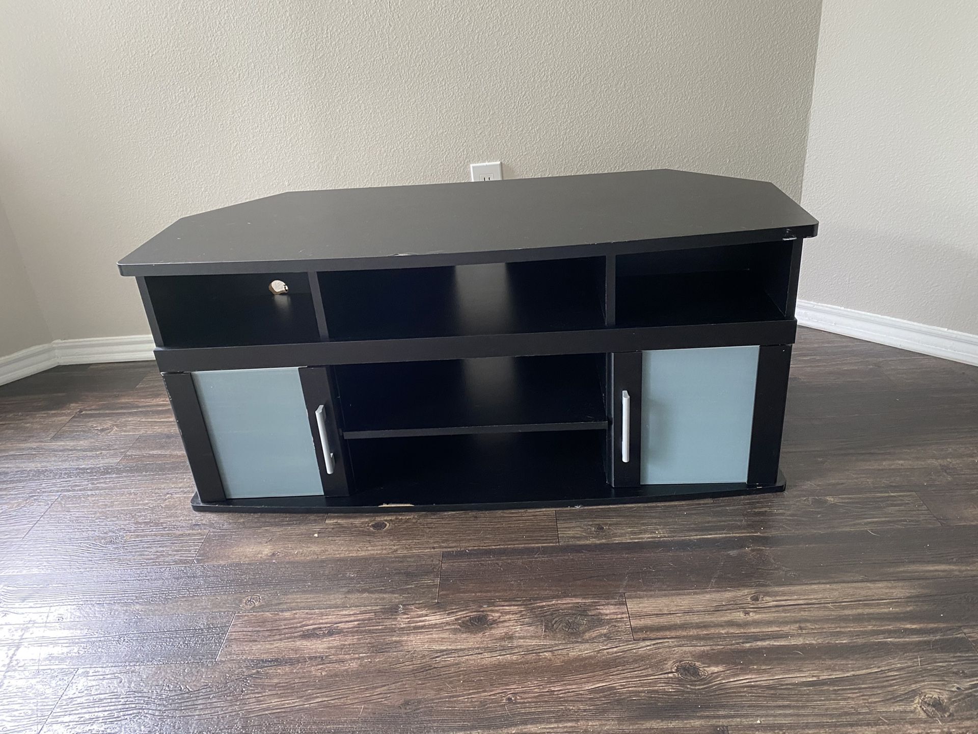 Tv stand 55’ tv will fit