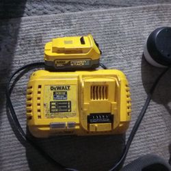 DeWalt 20 V Power Stack Battery And Fast Charger