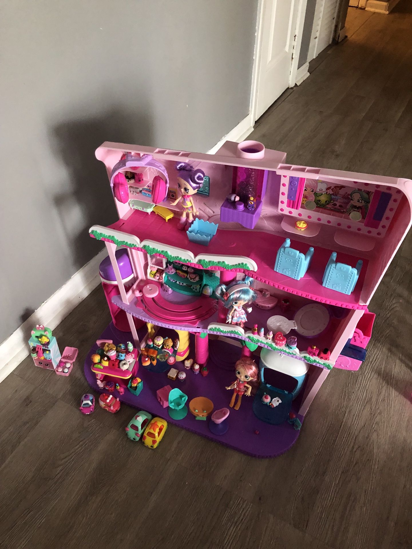 Shopkins Mall with over 100 Shopkins, regular price $119 and doesn’t include extra Shopkins