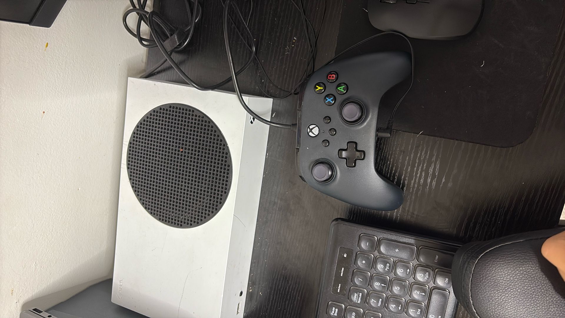 Xbox Series S ( comes with Controller )