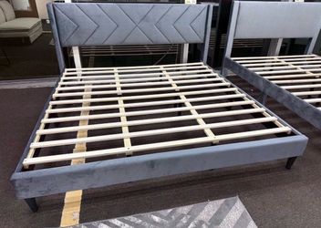 NEW IN BOX- King Size Grey Platform Bed Frame with rhinestone