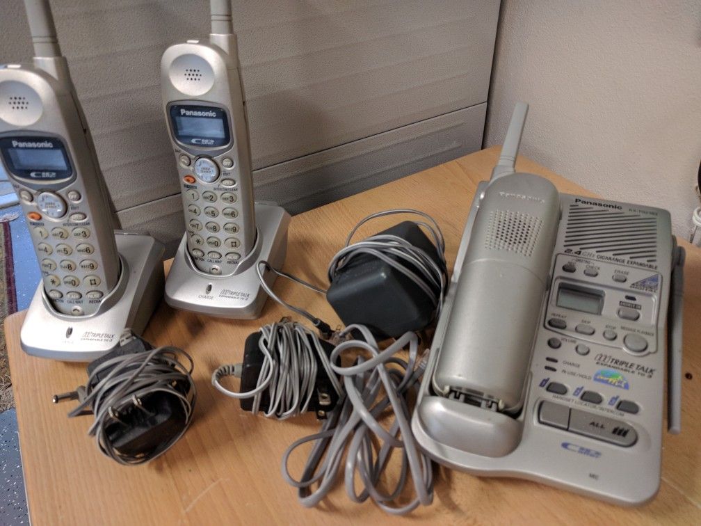 Panasonic KX-TG2383 2.4 GHz Cordless Phone Answering System with 3 Handsets