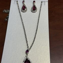 Beautiful Set  Earrings And Necklaces 