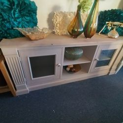 CUTE TV STAND AT PICKY PINCHERS 3643 5TH AVE N ST PETE OPEN WEDNESDAY THRU SUNDAY NOON TO 6 PM FREE DELIVERY 