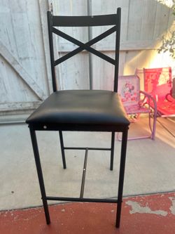 bar stools, island, breakfast nook