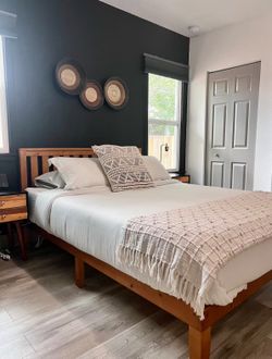 🪵 Queen Bed Frame + 2 Matching Nightstands – St. Pete, FL