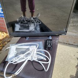 Small Tv For Camper Or Childs Room. Has Remote