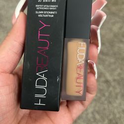 Huda Beauty Faux Filler Concealer 