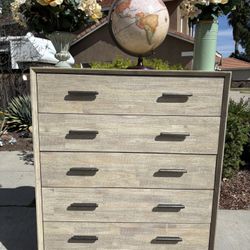 Solid Walnut Wood Dresser Chest of Drawers Furniture Excellent Condition Originally $2,000