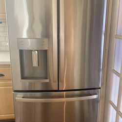 GE 27.8 Cubic French door fridge