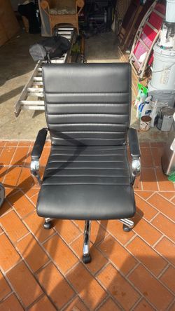 Office desk chair/ adjustable hight and back support