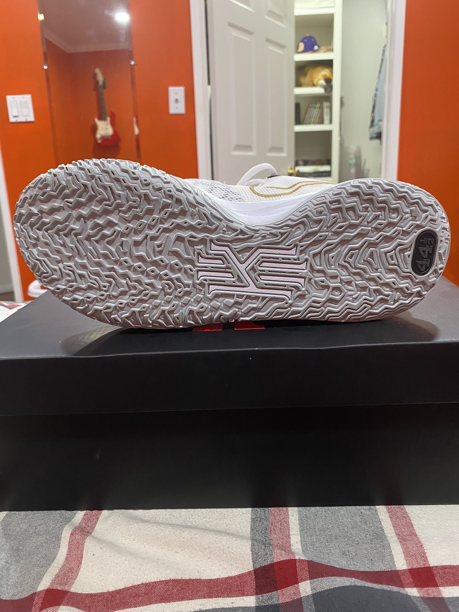 Kyrie 7s White And Gold for Sale in Los Angeles, CA - OfferUp