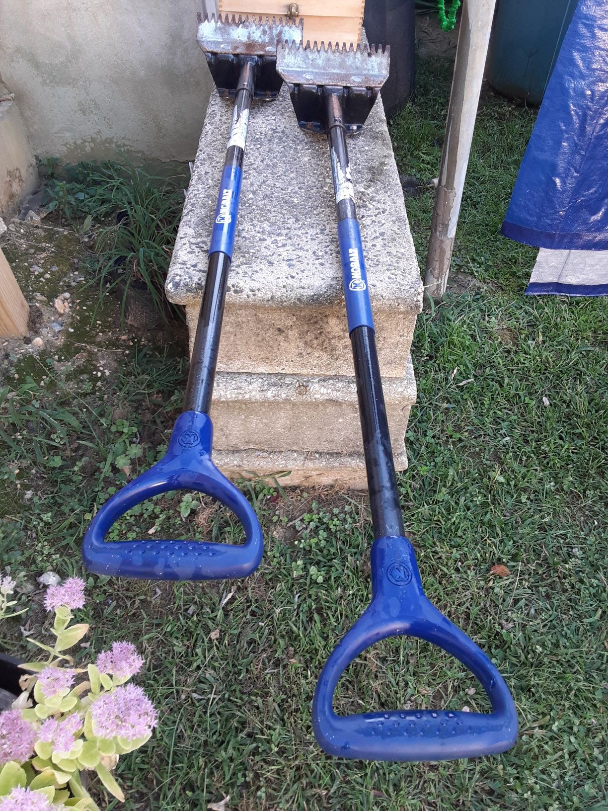 Kobalt roofing shovels and Dewalt T1000 fastening gun. for Sale in