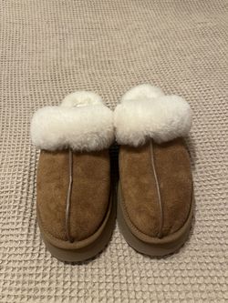 UGG® Women's Chestnut Suede Platform Slip-On SIZE 10