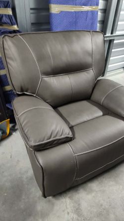 Beautiful recliner brown perfect condition