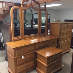 King Bedroom Set - Broyhill