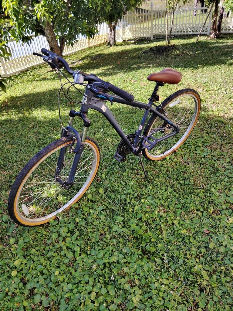 Schwinn Trailway 28 inch Hybrid Bike. Aluminum Frame, Alloy Front Suspension Fork. 21 Speed Shifter. Alloy Linear Pull Brakes. Alloy Rims.