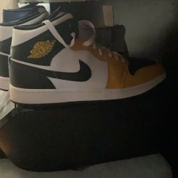Jordan 1 Mid 