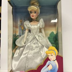  Disney Cinderella porcelain Doll (NIB)