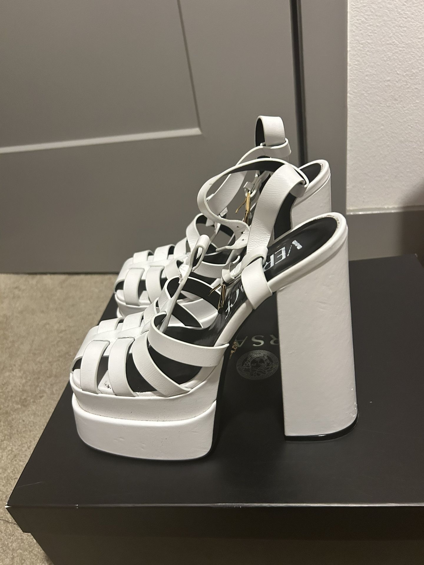 Authentic Versace 2022 Pumps Great Condition
