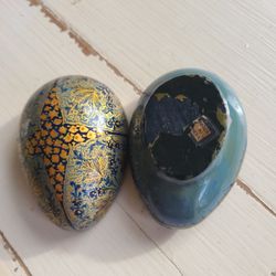 Vintage Kashmiri Hand Painted
Blue and Gold Floral Lacquered
Paper Mache Egg Shaped Trinket
Box/boho