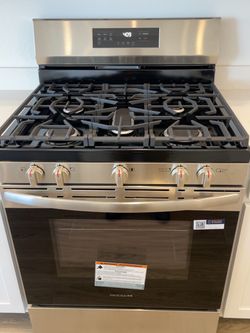 Frigidaire Stainless Steel Gas Range + Gallery Microwave – Excellent Condition