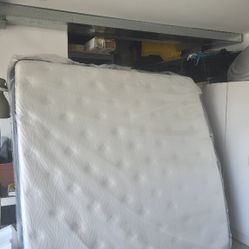 Avenco Zone Hybrid - King.    Almost New