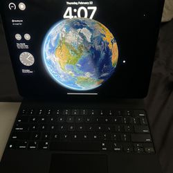 iPad Pro 5th Gen 12.9 w Apple Keyboard 