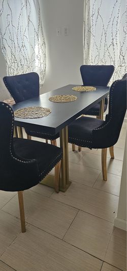 Dining table and 4 velvet with gold details dining chairs