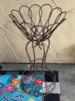 Metal elevated plant stand