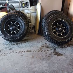 TOYO TIRES 33x12.5R18 M/T With FUEL RIMS