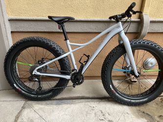 Fat Tire Bike. Specialized Hellga. Size M. Light Grey Color.