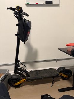 Kaabo Mantis 10 Electric Scooter – Long Range, Portable, Great for Commuting