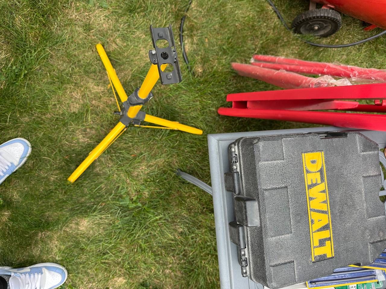 DEWALT 20V 180 ft. Laser Level and Construction Tripod for Laser Level