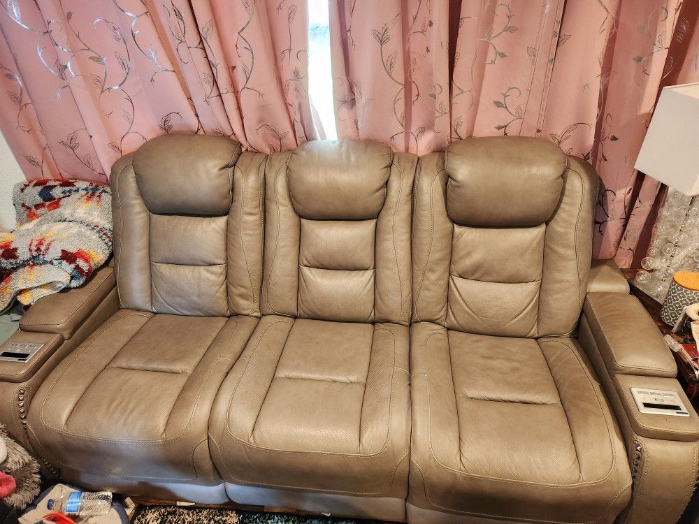 Fully Automatic Couch W/ Charging Ports