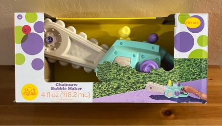 Chainsaw bubble maker with bubbles
