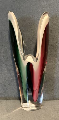 Vintage Paul Kedelv Flygsfors Coquille vase in white, pink and green glass. Measures 7-3/4” tall x 3-1/2” wide at top x 1-5/8” base. This is a beauti