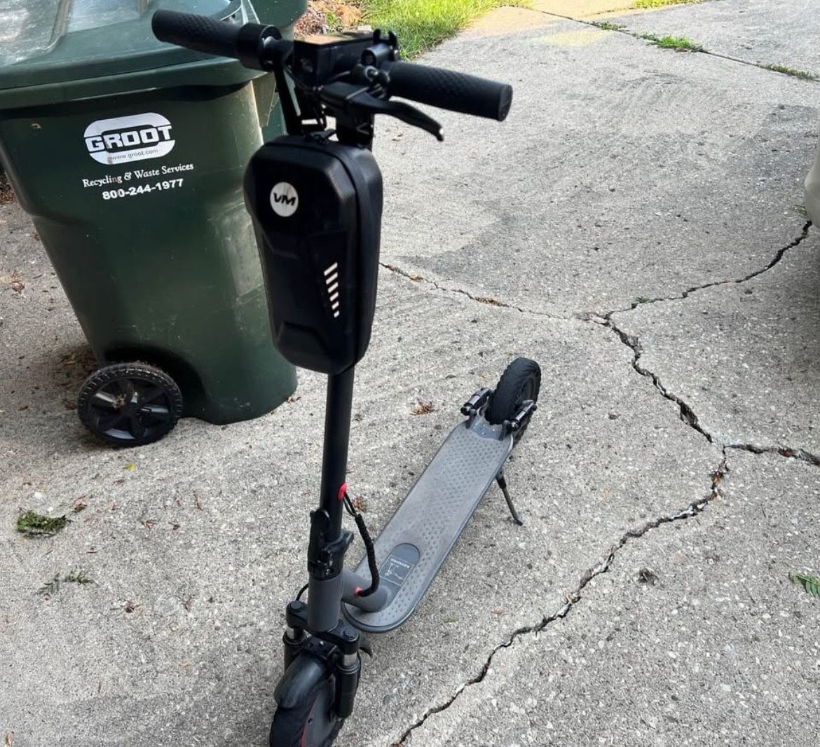 [READ DESCRIPTION] Aovo Pro TMAX 500W 22 Mph Electric scooter with accessories and airless tires