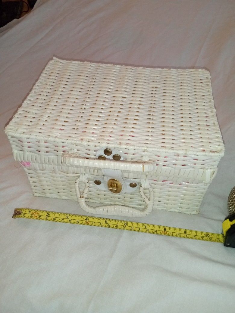 WICKER MATERIAL BOX WITH SMALL TEA SET
