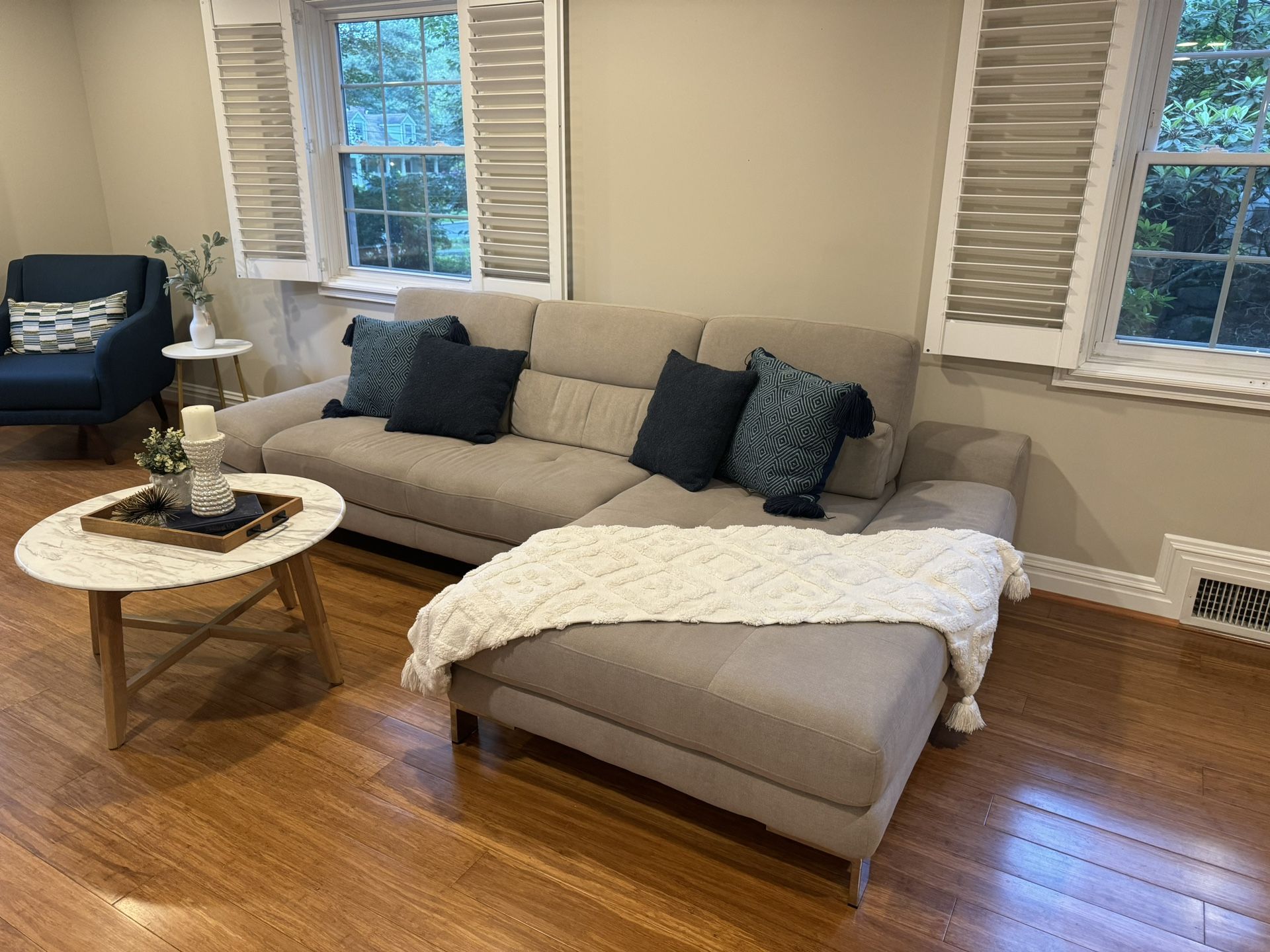 (like New) Sofa With Back That Can Be Pushed Back