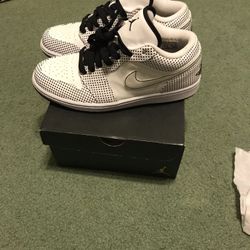 Air Jordan 1 low. Size 9 never use
